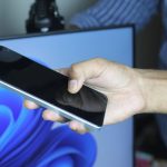 Zbliżenie męskich rąk trzymających smartfon Biznesmen z telefonem komórkowym