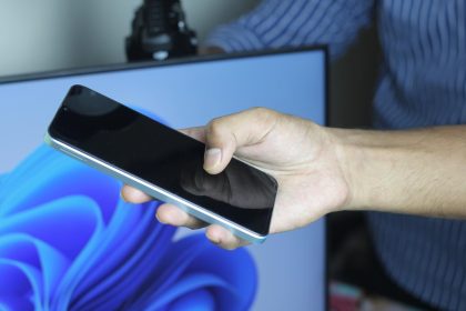 Zbliżenie męskich rąk trzymających smartfon Biznesmen z telefonem komórkowym