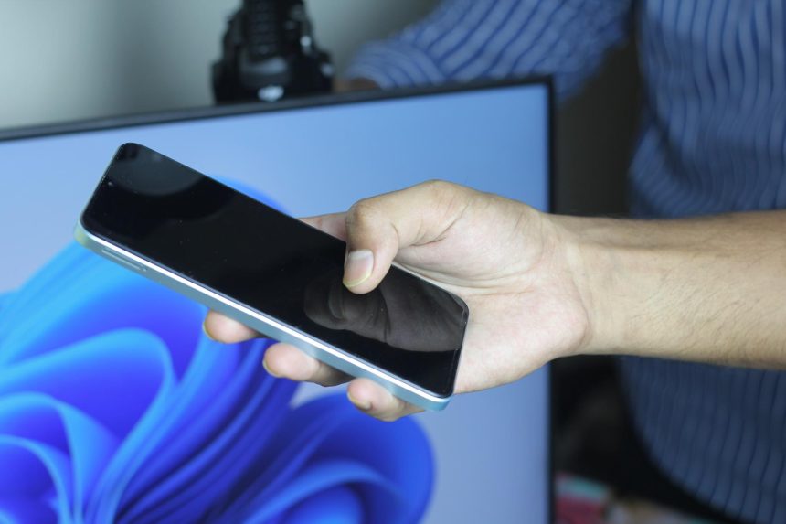 Zbliżenie męskich rąk trzymających smartfon Biznesmen z telefonem komórkowym
