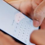 Ekran telefonu i ręce pisanie do komunikacji z wiadomościami tekstowymi do sieciowania online Badania komórkowe i osoba na mobilnej aplikacji randkowej do kontaktu i czatu z połączeniem w Internecie