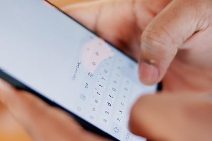 Ekran telefonu i ręce pisanie do komunikacji z wiadomościami tekstowymi do sieciowania online Badania komórkowe i osoba na mobilnej aplikacji randkowej do kontaktu i czatu z połączeniem w Internecie