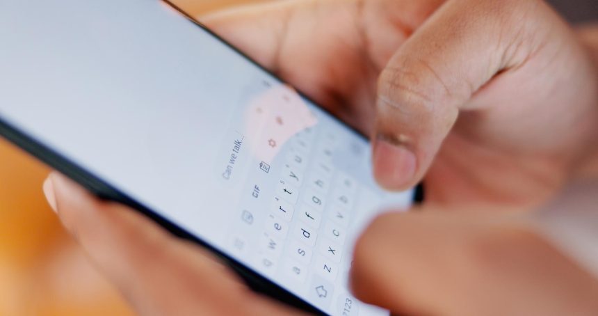 Ekran telefonu i ręce pisanie do komunikacji z wiadomościami tekstowymi do sieciowania online Badania komórkowe i osoba na mobilnej aplikacji randkowej do kontaktu i czatu z połączeniem w Internecie