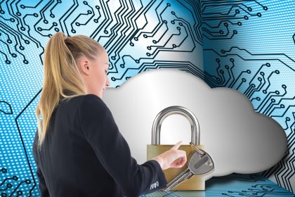 Złożony wizerunek wskazujący gdzieś blondynki bizneswoman