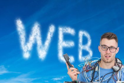 Złożony wizerunek zmieszany młody ja profesjonalista z kablami i telefonem przed otwartym procesorem