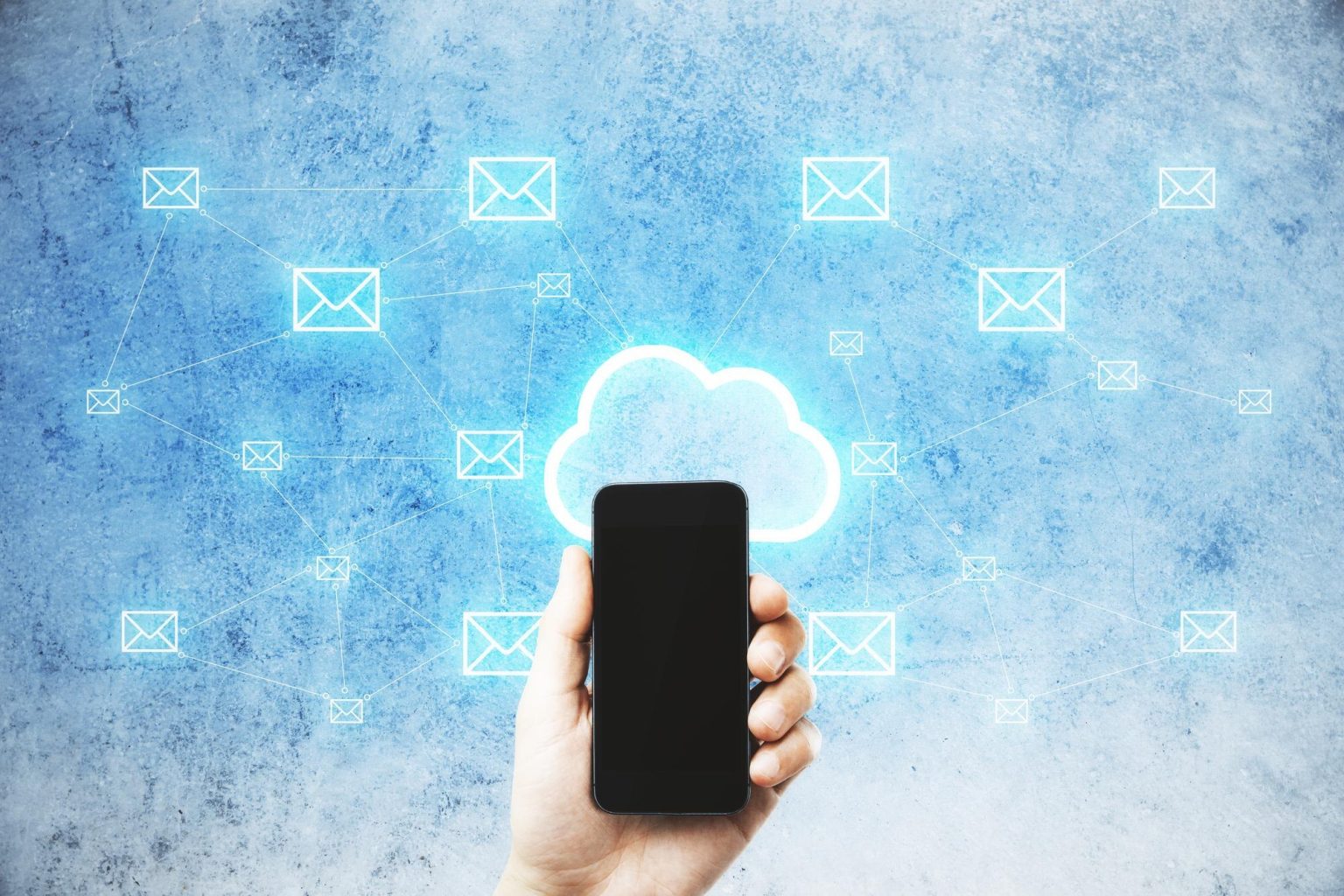 Ręka za pomocą smartfona i świecącego hologramu mapy e-mail w chmurze