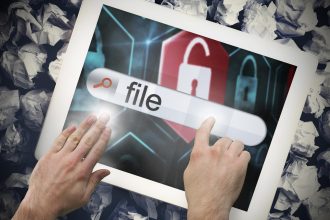 Ręka dotykająca pliku słownego na pasku wyszukiwania na ekranie tabletu na zmiętych papierach