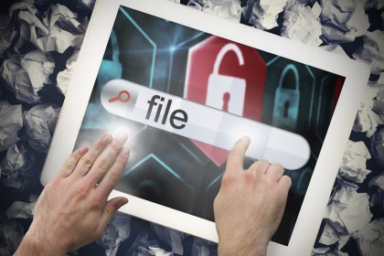 Ręka dotykająca pliku słownego na pasku wyszukiwania na ekranie tabletu na zmiętych papierach