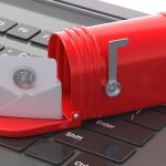 Skrzynka odbiorcza e-mail Czerwona skrzynka pocztowa retro otwarta na ilustracji 3d klawiatury komputera