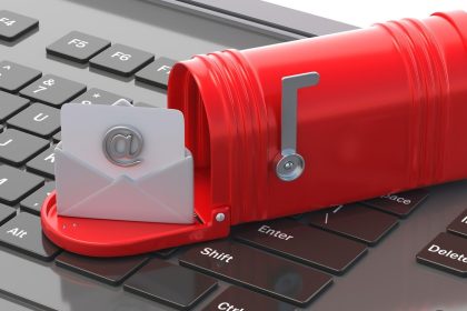 Skrzynka odbiorcza e-mail Czerwona skrzynka pocztowa retro otwarta na ilustracji 3d klawiatury komputera