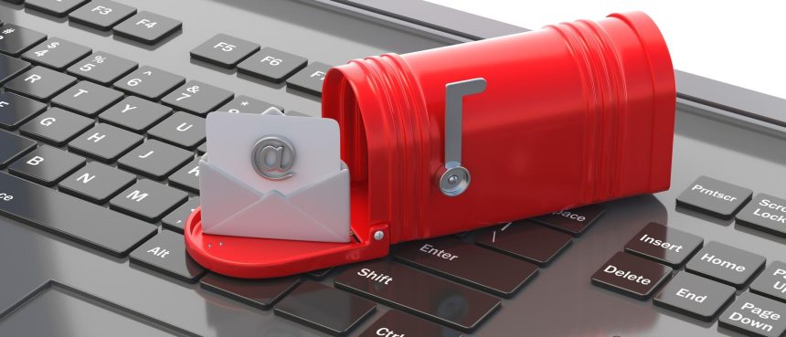 Skrzynka odbiorcza e-mail Czerwona skrzynka pocztowa retro otwarta na ilustracji 3d klawiatury komputera