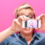 Creative Businesswoman Biorąc Selfie W Nowoczesnym Biurze
