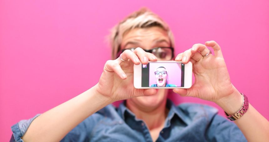 Creative Businesswoman Biorąc Selfie W Nowoczesnym Biurze