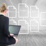 Złożony wizerunek blondynki bizneswoman używa laptop