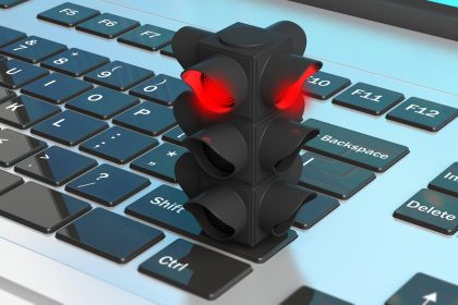 Czerwone światło Sygnalizacja świetlna czerwony sygnał stopu na ilustracji 3d klawiatury komputera