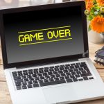 Koniec gry na ekranie laptopa na biurku