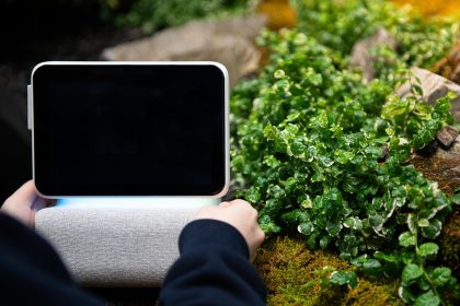 osoba trzymająca laptop, który ma ekran, który mówi dotyk na nim