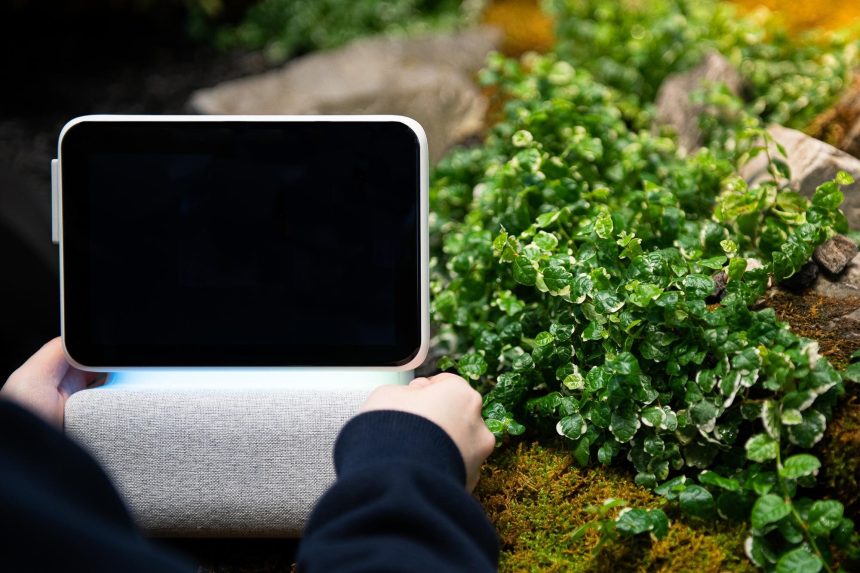 osoba trzymająca laptop, który ma ekran, który mówi dotyk na nim