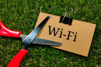 Koncepcja technologii Tekst WIFI pisze na brązowej karcie z nożyczkami na tle trawy