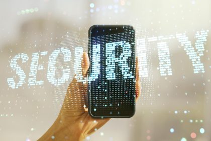 Kreatywna koncepcja bezpieczeństwa cybernetycznego i ręka z telefonem komórkowym na tle Podwójna ekspozycja