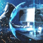 Cyberatak w toku z hakerem korzystającym z komputera