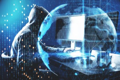 Cyberatak w toku z hakerem korzystającym z komputera