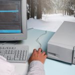 Urządzenie elektroniczne otoczone przyrodą