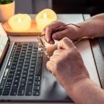 Stara kobieta czyta wiadomość na ręce zbliżenia laptopa