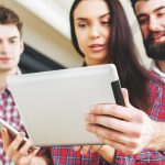 Osoby korzystające z tabletu i smartfona