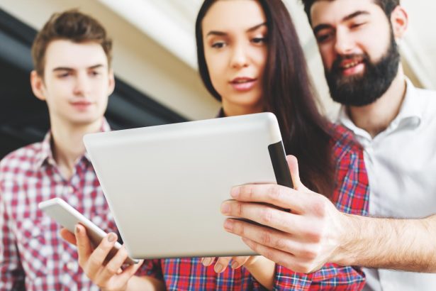 Osoby korzystające z tabletu i smartfona