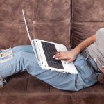 Kobieta korzystająca z białego laptopa w domu