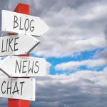 Blog jak czat z wiadomościami drewniany drogowskaz z czterema strzałkami
