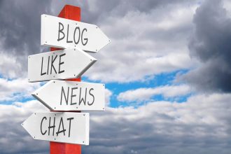 Blog jak czat z wiadomościami drewniany drogowskaz z czterema strzałkami