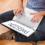 Słowo pasja przeciwko młodemu kreatywnie biznesmenowi pracującemu na laptopie
