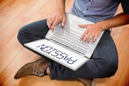 Słowo pasja przeciwko młodemu kreatywnie biznesmenowi pracującemu na laptopie