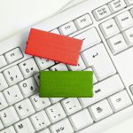 Kolorowy drewniany sześcian z ważną wiadomością leżącą w pobliżu klawiatury Główne informacje zapisane w notatniku Przybory szkolne Wiele materiałów biurowych z kolekcji Assorted