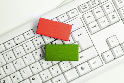 Kolorowy drewniany sześcian z ważną wiadomością leżącą w pobliżu klawiatury Główne informacje zapisane w notatniku Przybory szkolne Wiele materiałów biurowych z kolekcji Assorted
