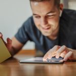 Zakup online ze złotą kartą kredytową na tablecie