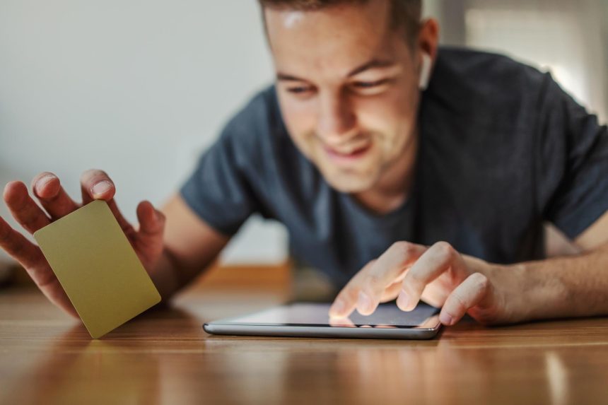 Zakup online ze złotą kartą kredytową na tablecie