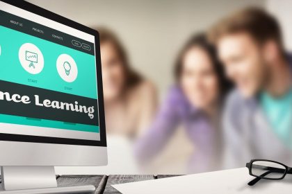 Ekran komputera przed uśmiechniętymi przyjaciółmi studentami korzystającymi z laptopa