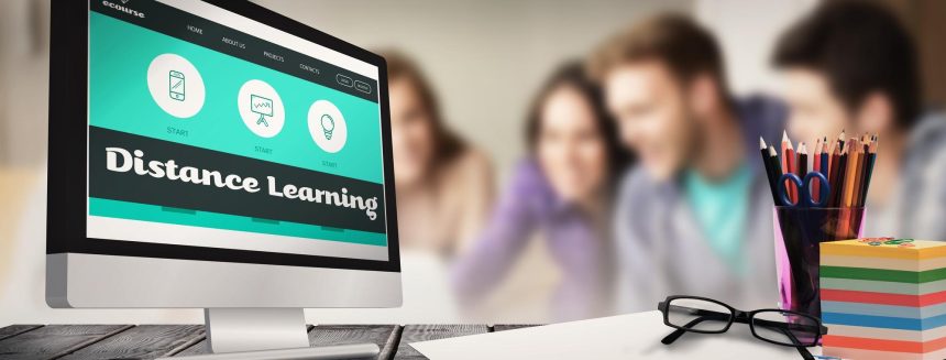 Ekran komputera przed uśmiechniętymi przyjaciółmi studentami korzystającymi z laptopa