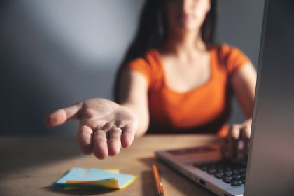 Młoda dziewczyna pracuje w biurze.