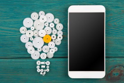 Koncepcja żarówka znak i telefon na biurku