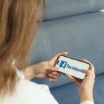 nastoletnia dziewczyna z telefonem w rękach siedzi w domu na łóżku Social Media Facebook