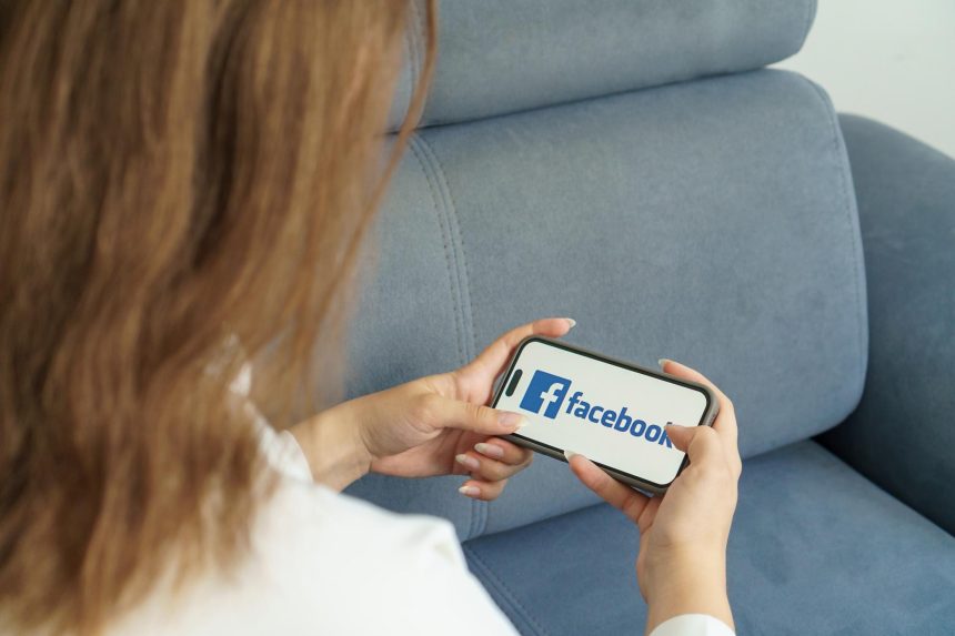 nastoletnia dziewczyna z telefonem w rękach siedzi w domu na łóżku Social Media Facebook