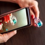 Kobieta robiąca zdjęcie mikro igły do pielęgnacji skóry Derma Roller Concept