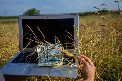 Laptop na scenie przyrody tworzący cyfrowe połączenie z niesamowitym powietrzem