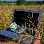 Laptop na pięknym, spokojnym polu, obejmującym połączenie natury i technologii