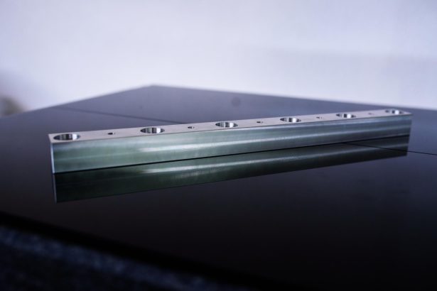 nowoczesne aluminiowe części do samochodów, materiały cnc izolują na czarnym tle