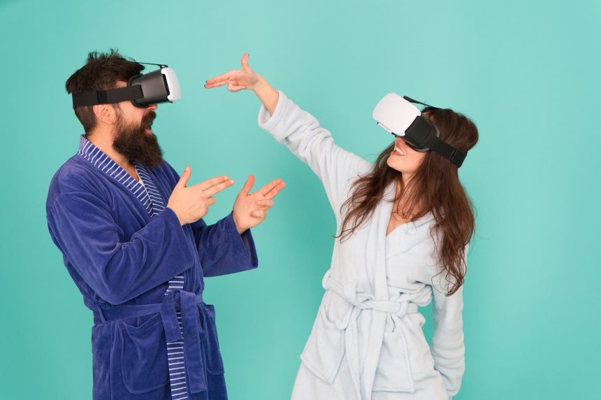Ręce do góry Wstań i dostarczaj technologię VR i przyszłą komunikację VR Ekscytujące wrażenia Para w szlafroku nosi okulary VR Gry i rozrywka Mężczyzna i kobieta odkrywają VR w domu