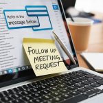 Szczegółowy widok komunikacji e-mail na laptopie z akcesoriami biurkowymi